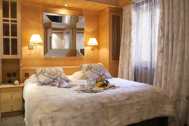 غرفة قياسية بسرير كينج بحوض استحمام، Hôtel Tsanteleina 5/10
