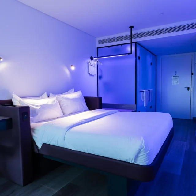 غرفة بريميوم بسرير كينج وسرير كوين، YOTEL Porto, Select by Hilton 2/7