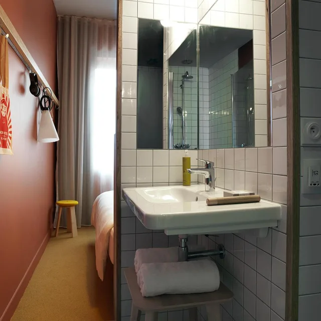 غرفة سوبيريور بسرير كينج بشرفة، Mob Hotel Paris Les Puces 8/9