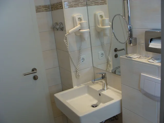 Room, Triple, 1 Double and 1 Single Bed, Hydromassage، Hotel Löhr 6/9