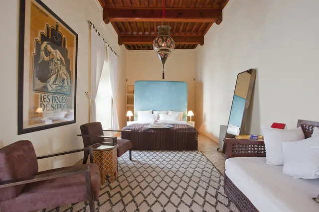 جناح بسرير كوين مع أريكة، Riad Tizwa 3/3