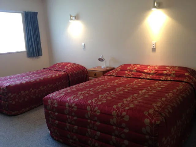 غرفة بسريرين كوين وسريرين منفصلين بغرفتي نوم، Arran Motel 5/10