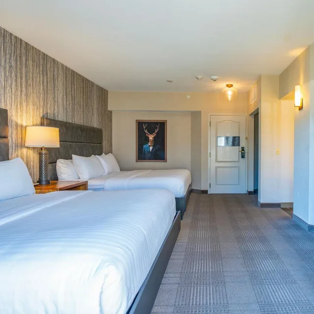 غرفة بسريرين كينج مع أريكة، Cherry Valley Hotel 1/7