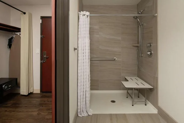 غرفة بسريرين كوين بحوض استحمام لذوي الإعاقة، DoubleTree by Hilton Hotel Portland - Tigard 6/7