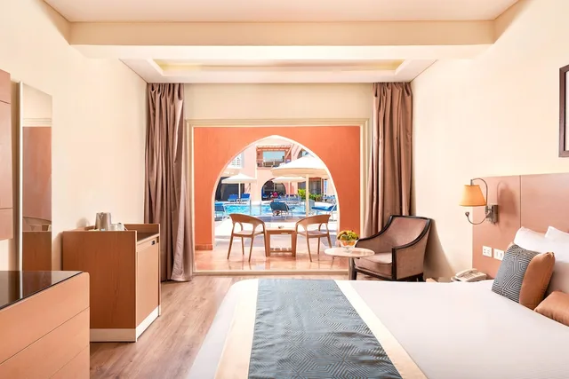 غرفة ديلوكس بسريرين منفصلين بإطلالة على المسبح، Pickalbatros Alf Leila Wa Leila Resort - Neverland Hurghada 3/4