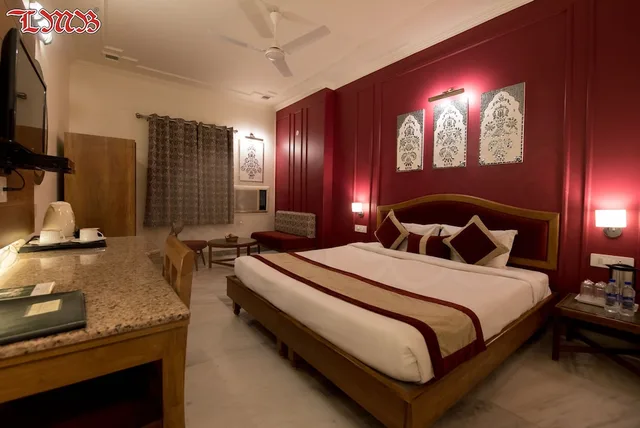 غرفة سوبيريور بسرير كينج، L M B Hotel 1/2