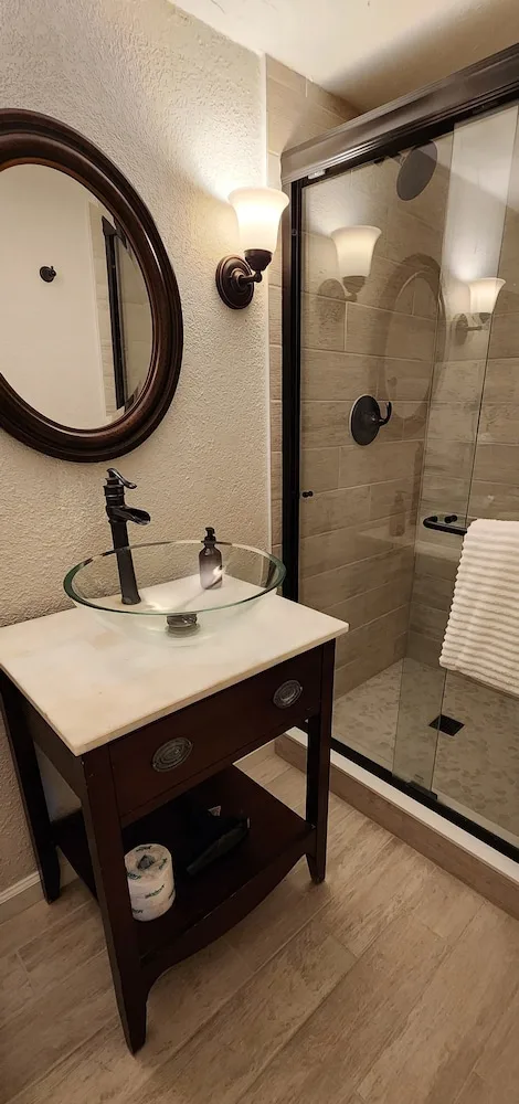 Moonglow, Suite, Queen Bed، Lily Creek Lodge 8/8