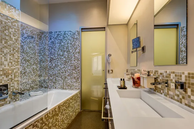 غرفة ثلاثية بسرير مزدوج وسرير فردي، Dharma Luxury Hotel & Spa 8/8