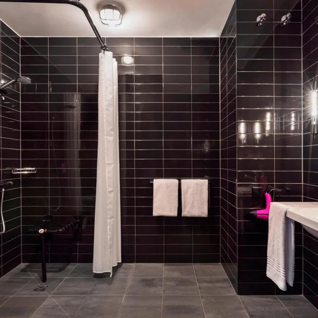Moxy, Guest Room, Queen Bed, Corner، Moxy Darmstadt 3/3