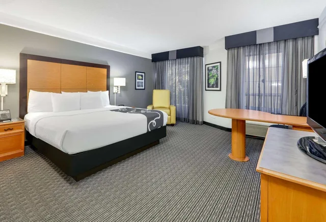Room, King Bed, Pool Side، La Quinta Inn & Suites by Wyndham Dallas - Addison Galleria 2/6