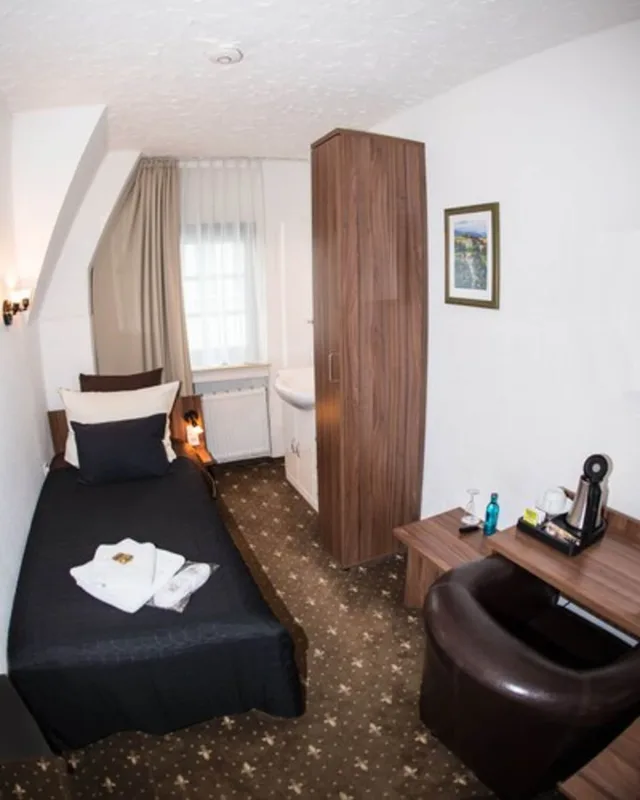 غرفة مفردة بسرير فردي بحمام خاص، Lowenbrau Koln Hotel Restaurant 3/8