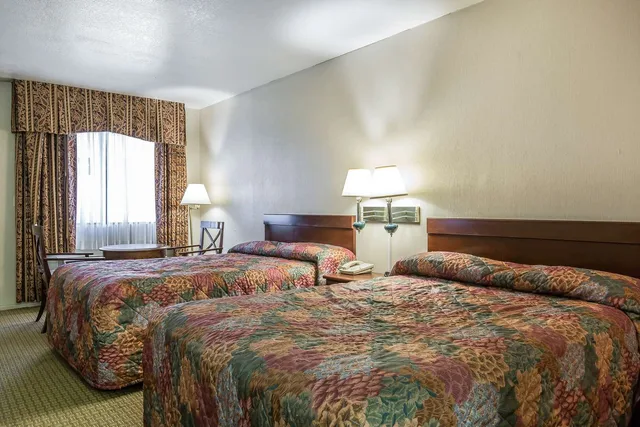 Upgrade, 2 Double Beds، Rodeway Inn Magic Mountain Area 2/2