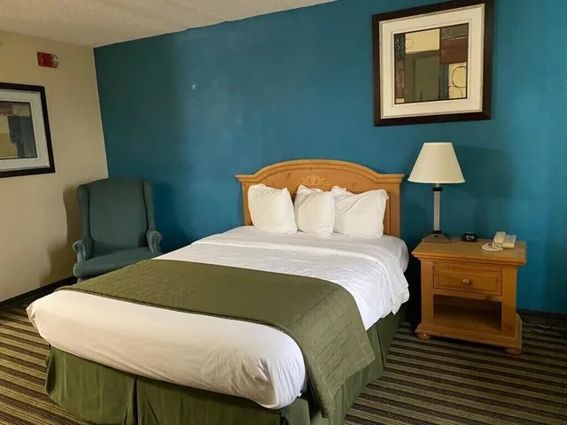 غرفة بسرير كوين لذوي الإعاقة، American Inn and Suites Peosta, IA 1/4