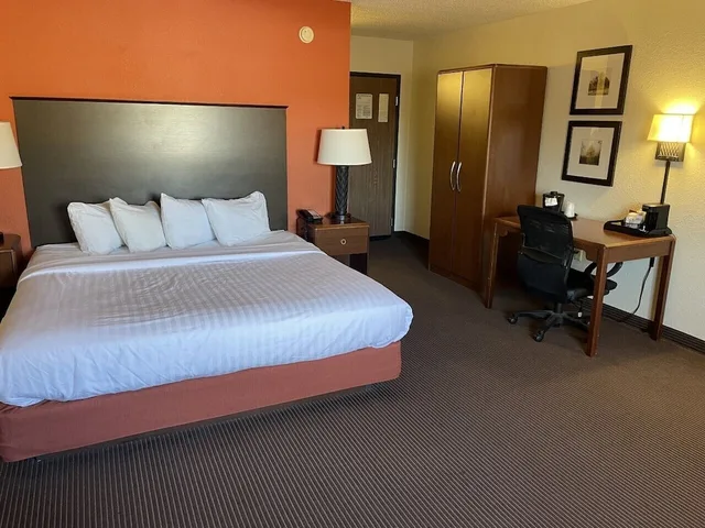 Studio, Suite, King Bed, Americinn By Wyndham Minocqua 1/4