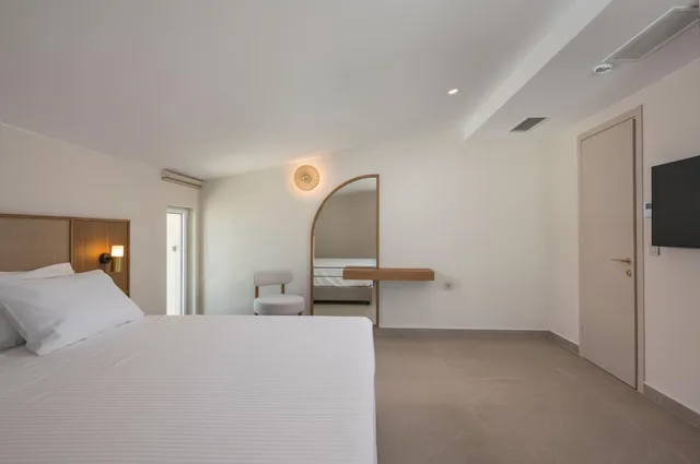 Beachcomber, Suite, Beach Front, Private Pool، Marika Hotel Chania 1/8