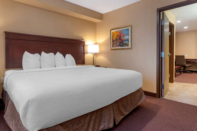 جناح بسرير كينج مع أريكة، Best Western Plus Fredericton Hotel & Suites 2/3