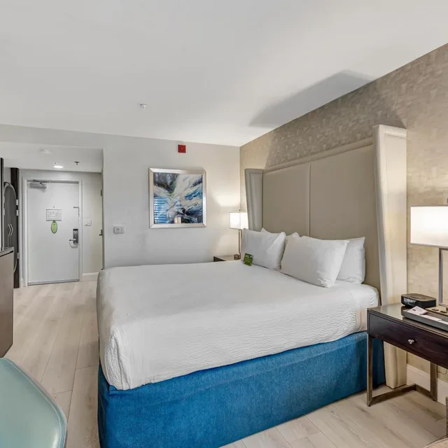 غرفة قياسية بسرير كينج بشرفة، Ocean View Hotel 1/5