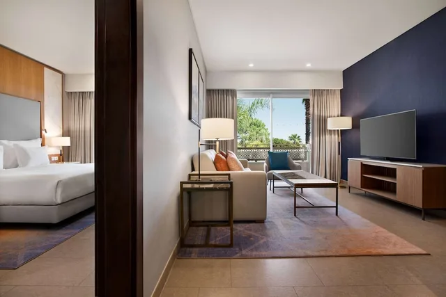 1 Bedroom, Sunrise, Suite, King Bed, Sofa، Wyndham Grand Algarve 3/7