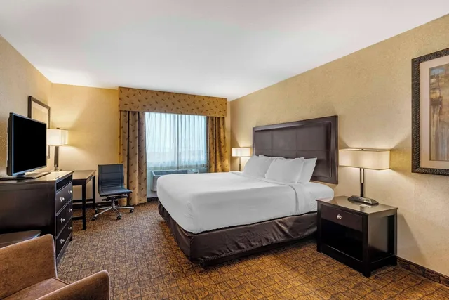 غرفة قياسية كبيرة بسرير كينج، Lloyd Hotel Astoria Bayfront, Ascend Hotel Collection, OR 1/8