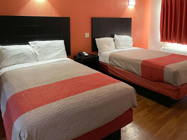 2 Full Beds - Non-Smoking, Micfridge، Studio6 Houston, TX - Brookhollow 1/9