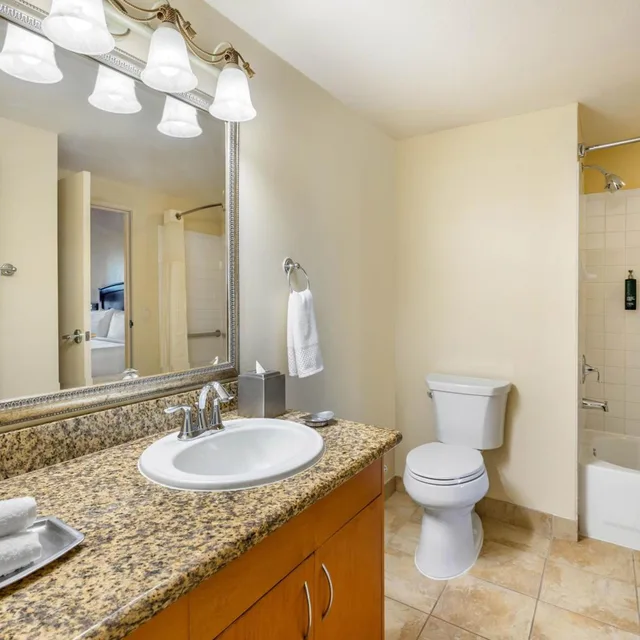 جناح بسرير كينج وسرير كوين بشرفة بغرفتي نوم مع أريكة، Hilton Vacation Club Polo Towers Las Vegas 6/10