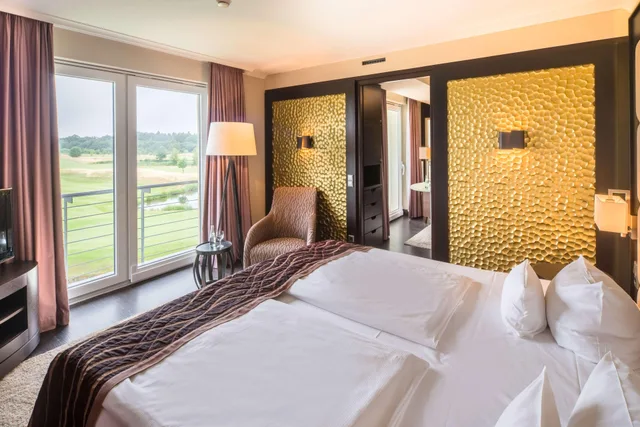 Loggia, Golfers, Suite, King Bed, Golf Course View, Living Area, Balcony, Bathtub، Best Western Premier Castanea Resort Hotel 1/3