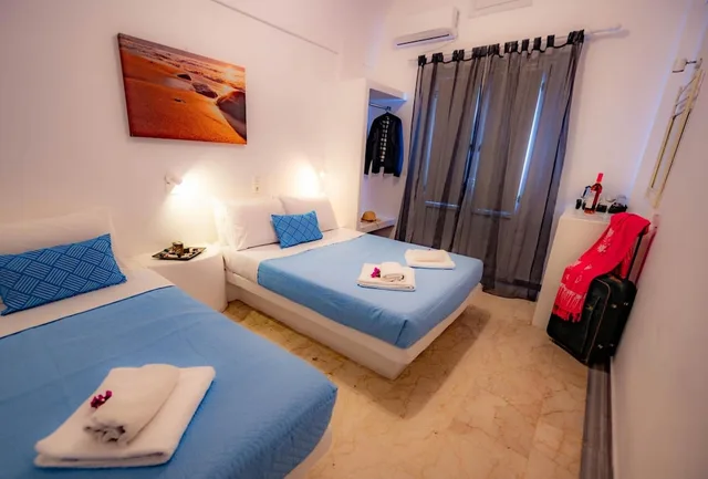 غرفة قياسية ثلاثية بسرير مزدوج وسرير فردي بإطلالة على البحر بشرفة، Join Us Low Cost Rooms 2/6