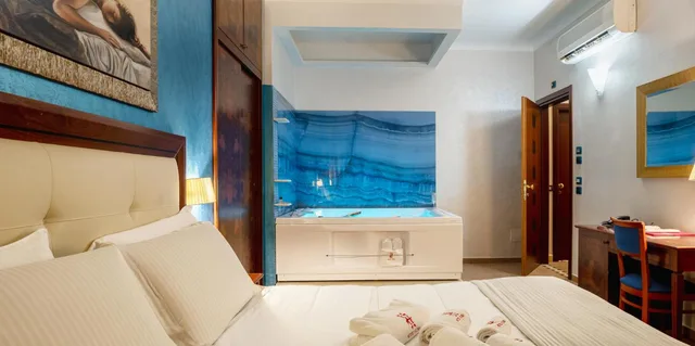 جناح بجاكوزي، Hotel Flora 5/10