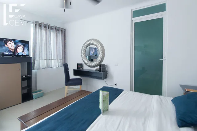 غرفة فاخرة بسرير كينج بإطلالة على المسبح بحمام خاص، Casa Gem B&B 8/10