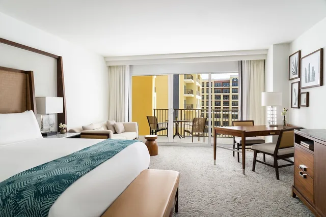 Guest Room, King Bed, Partial View, Sofa، The Ritz-Carlton, Aruba 2/7