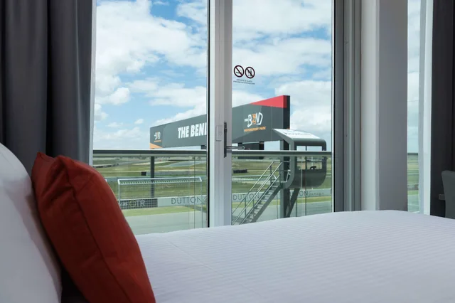 Deluxe, King Bed, Track View، Rydges Pit Lane Hotel 1/1