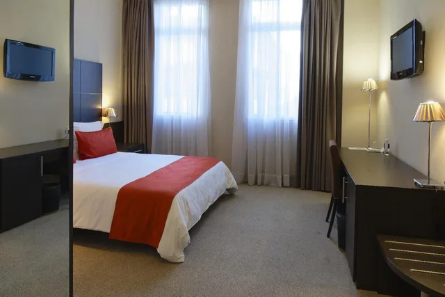 غرفة قياسية بسرير مزدوج وسريرين منفصلين، TANA Hotel 1/2