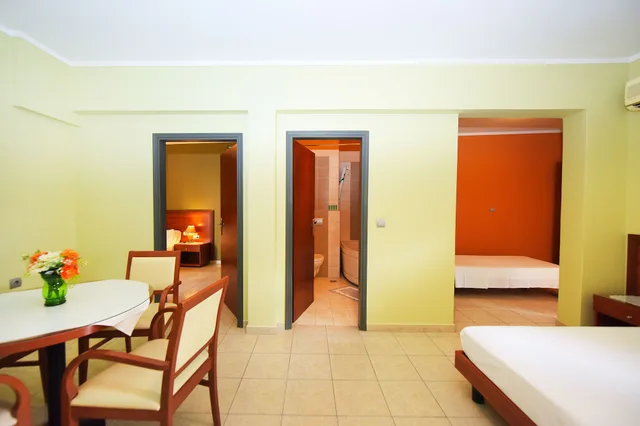 جناح بأربعة أسرّة بإطلالة على الحديقة بغرفتي نوم، Esmeralda Hotel 7/8