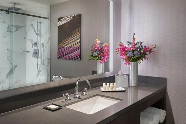 غرفة بريميوم بسريرين مزدوجين مع دخول الصالة، INTERCONTINENTAL TORONTO CENTRE 4/4