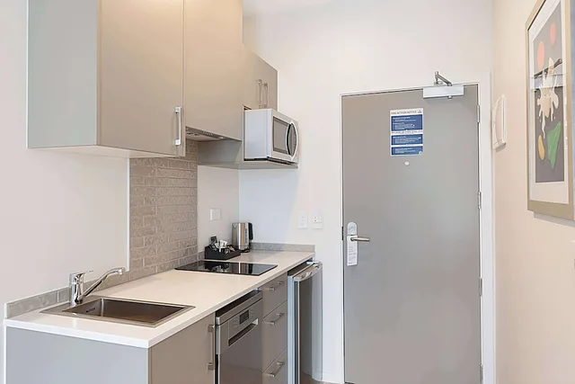 جناح بسرير كينج بغرفة نوم واحدة، Ramada Suites By Wyndham Victoria Street West 5/5