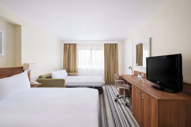غرفة قياسية بسرير كينج مع أريكة، Holiday Inn Leeds Wakefield M1 Jct.40, an IHG Hotel 2/7
