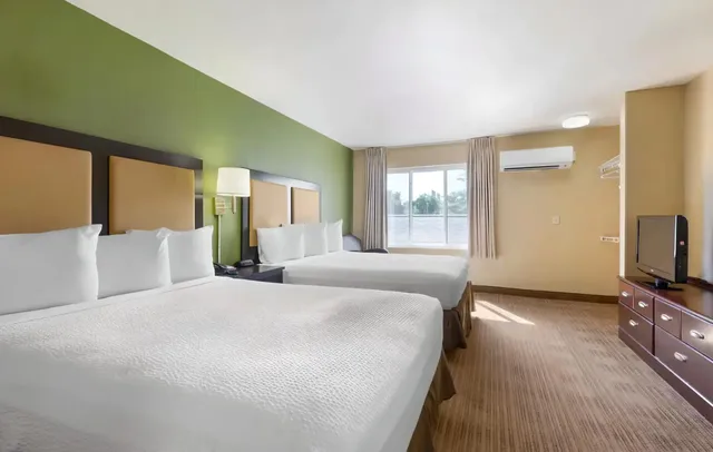 غرفة بسريرين كوين، Suburban Studios Copley Akron West 2/2