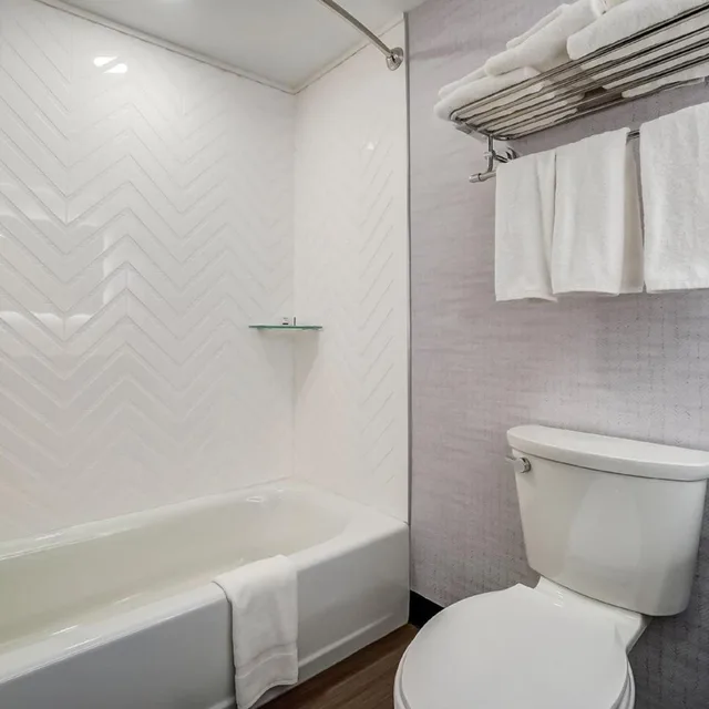 غرفة قياسية بسرير كينج وسريرين كوين، Holiday Inn Gatineau – Ottawa 8/10