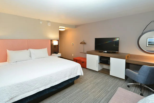 غرفة بسرير كينج، Hampton Inn & Suites Menomonie-UW Stout 2/4