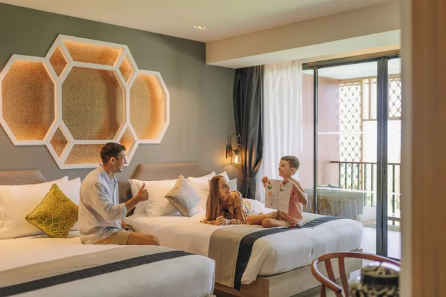غرفة ديلوكس عائلية بسرير كينج وسرير كوين بإطلالة على الجبل بشرفة، Avista Grande Phuket Karon MGallery 3/10