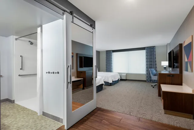 غرفة بسريرين كوين لذوي الإعاقة، Hampton Inn and Suites Fort Wayne Downtown 2/3