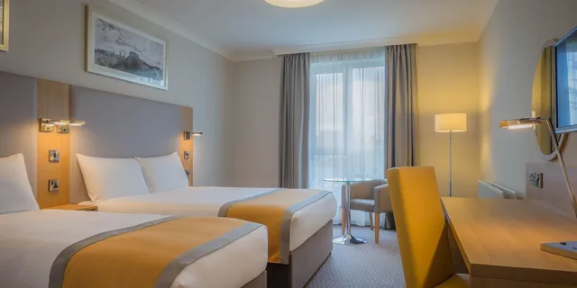 غرفة بسرير مزدوج وسرير فردي، Maldron Hotel Tallaght 1/7