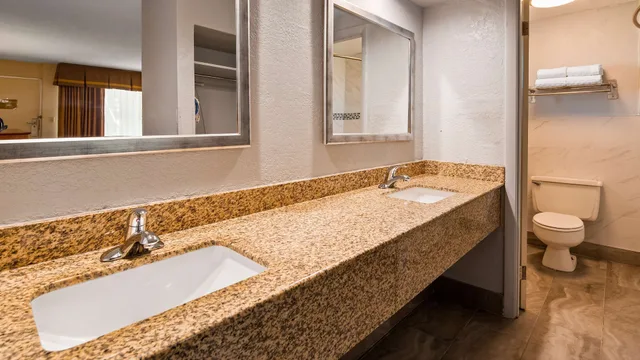 غرفة قياسية بسريرين كوين للمدخنين، Best Western Thunderbird Motel 6/9