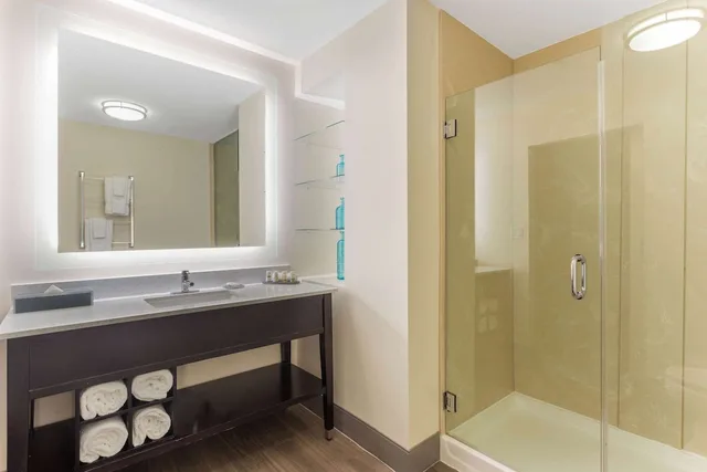 جناح بسرير كينج وسرير كوين بغرفة نوم واحدة مع سرير سحّاب إضافي، La Quinta Inn Suites By Wyndham Chicago Downtown 10/10