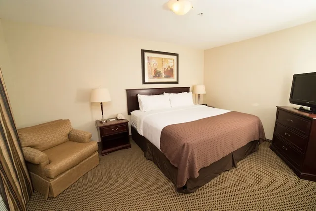 جناح بسرير كينج لذوي الإعاقة، Holiday Inn Hotel Suites Lloydminster 1/3