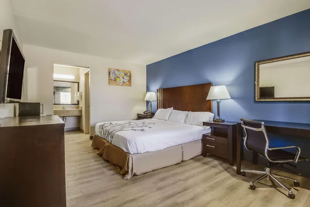 غرفة بسرير كينج للمدخنين، Econo Lodge Inn & Suites Enid South 1/6