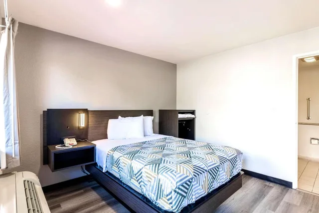 1 Full Bed Mobility Access Ri Shwr, Nsmk، Motel6 Carlsbad, CA - Near Legoland 3/8
