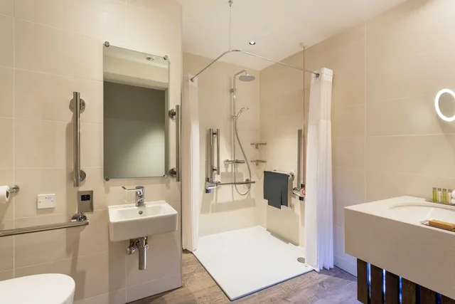 غرفة قياسية بسرير كوين لذوي الإعاقة، Hilton Aberdeen TECA 2/2