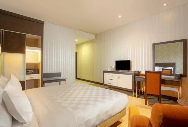 غرفة غراند ديلوكس بسرير كوين بإطلالة على المسبح، Swiss-Belhotel Kendari 1/5
