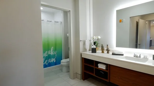 جناح ديلوكس بسرير كينج وسريرين كوين مع أريكة، The Kartrite Resort And Indoor Waterpark 2/2